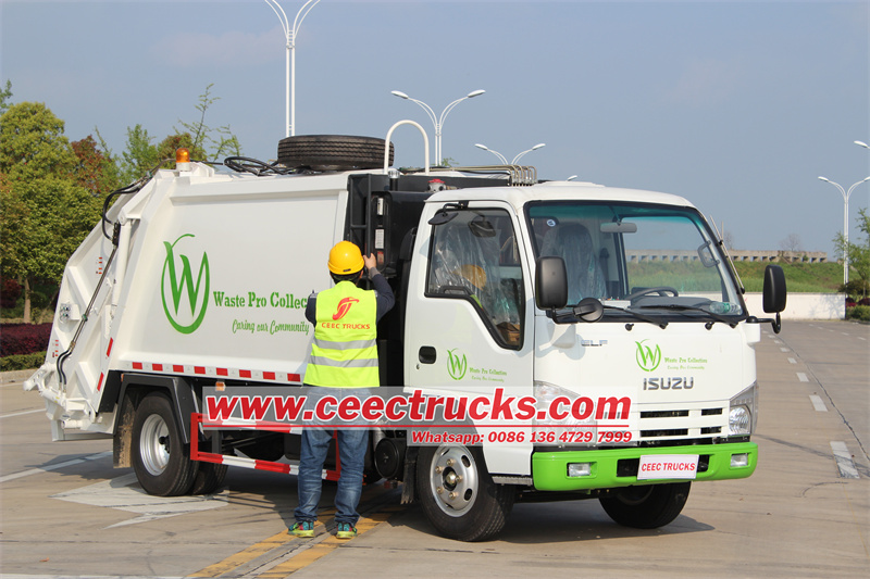 Isuzu 6cbm trash compactor truck