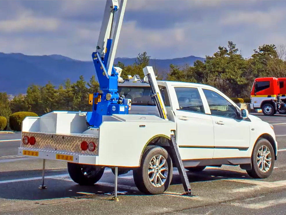 ISUZU pick-up with 10m work platform