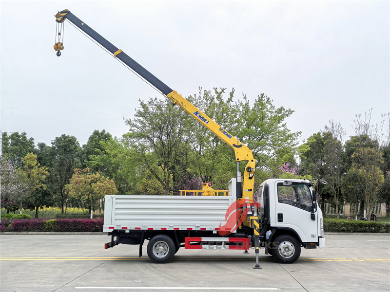 ISUZU ELF cargo truck with 5tons crane