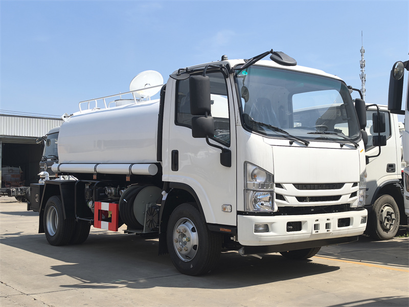 Isuzu ELF water tank truck
