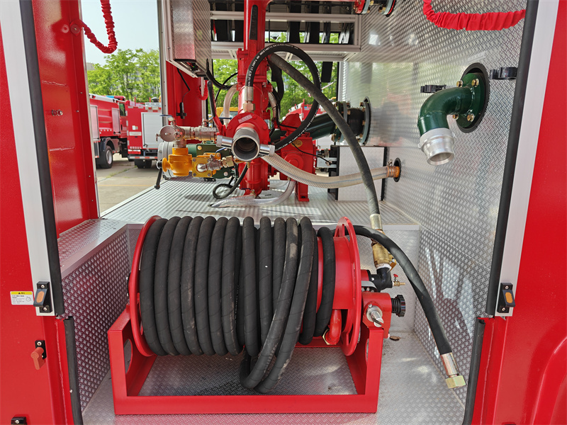 Isuzu fire engine with 30m hose reel