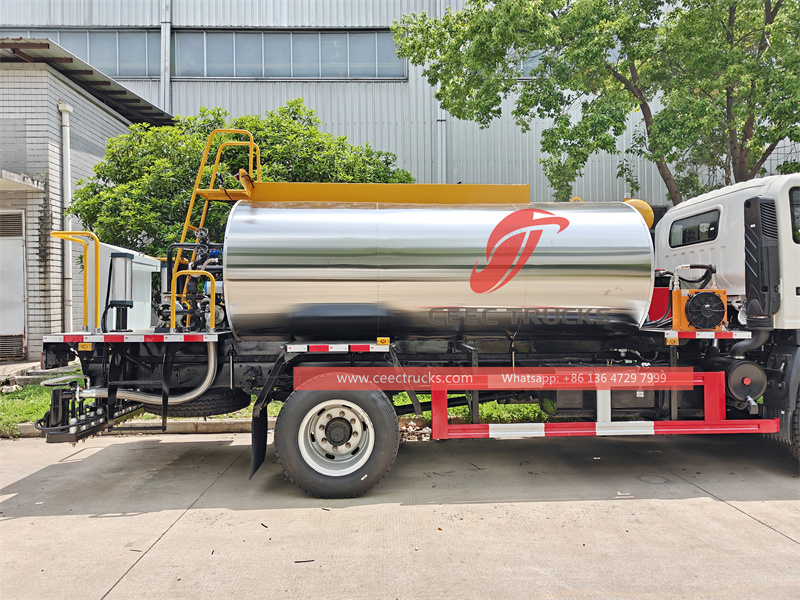 HOWO 4X2 asphalt spreading truck HOWO 4X2 asphalt spreading truck