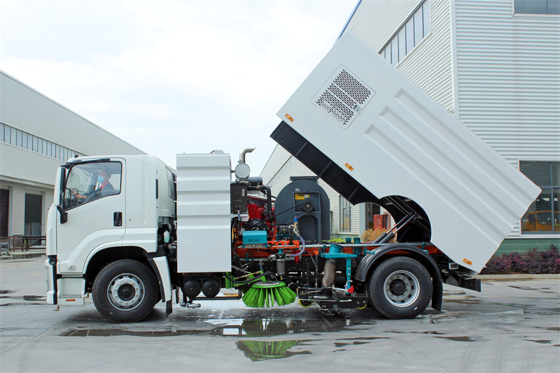 Isuzu cleaning sweeper truck