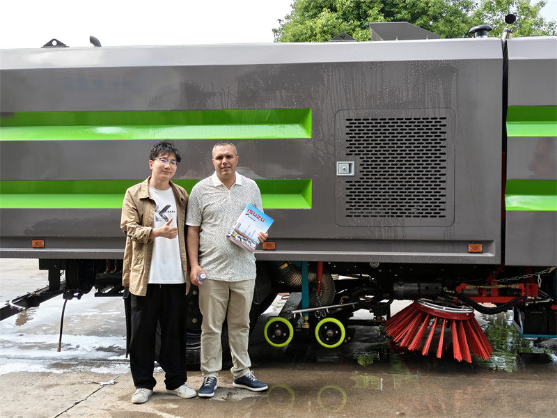 Isuzu cleaning sweeper truck