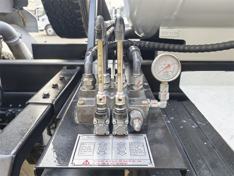 Hydraulic control valve with gauge