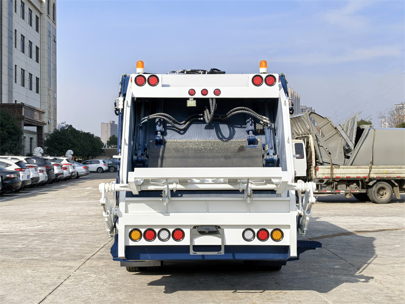 Isuzu 6cbm rear loader garbage truck