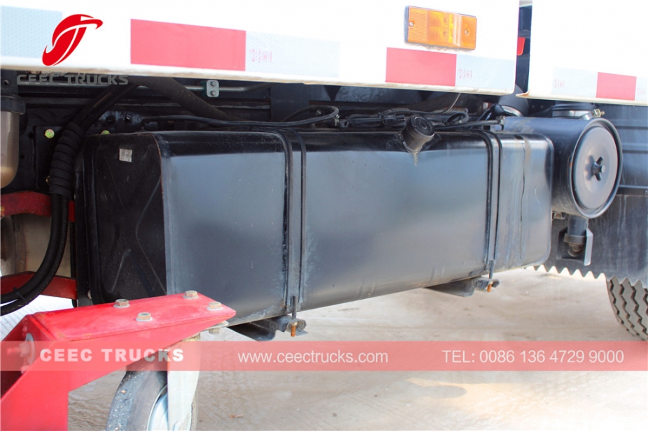 ISUZU 5 CBM vakumlu yol süpürme kamyonu