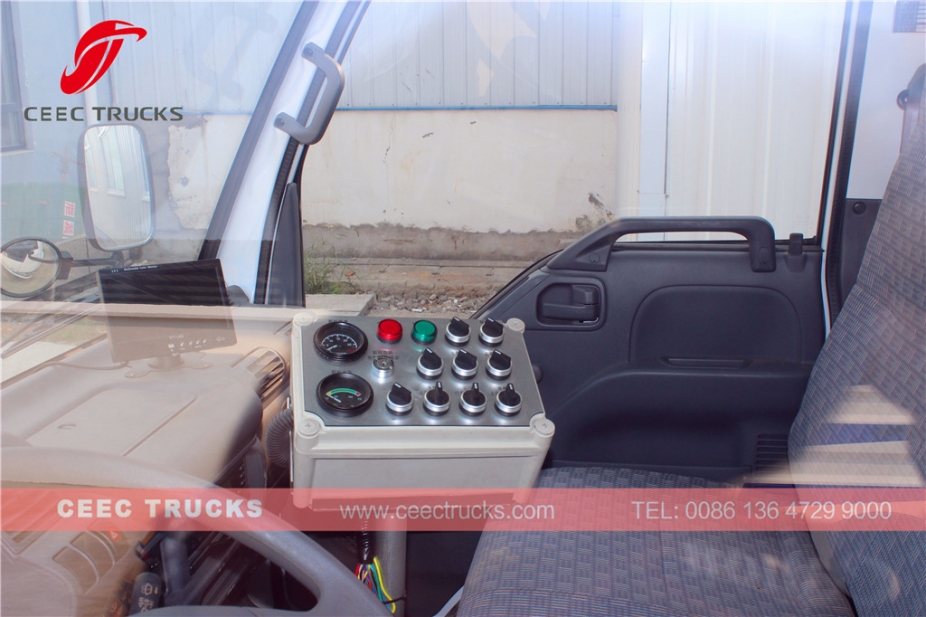 ISUZU 5 CBM vakumlu yol süpürme kamyonu