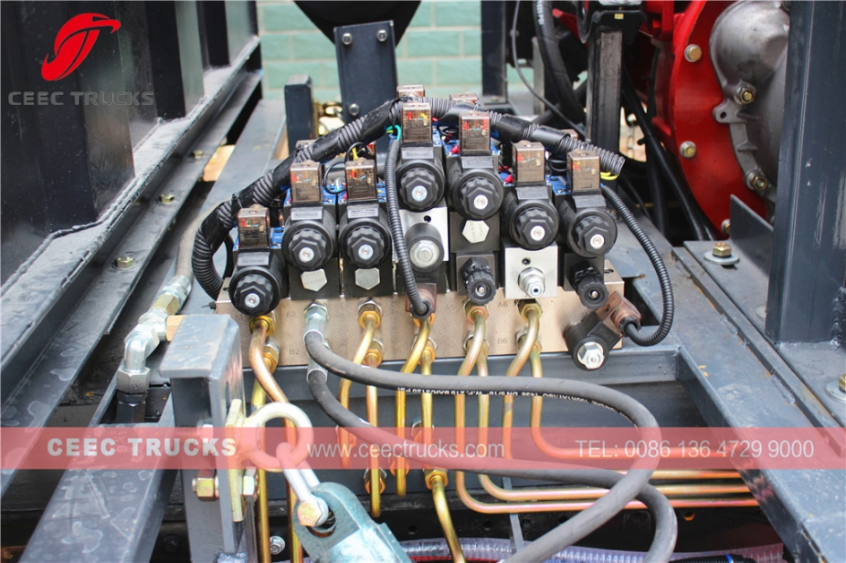 Dongfeng 10.000L yol süpürme kamyonu