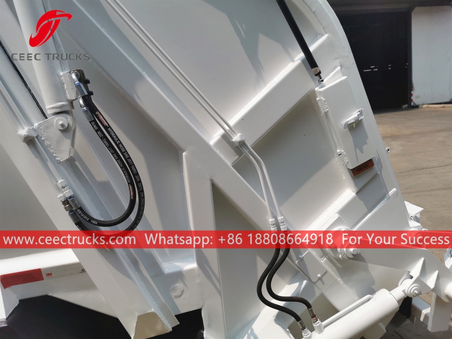 ISUZU 6CBM Arka yüklemeli çöp kamyonu