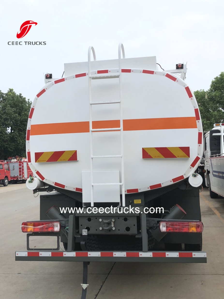 SINOTRUK HOWO 6X6 tüm tekerlekten çekişli Yakıt Tankeri