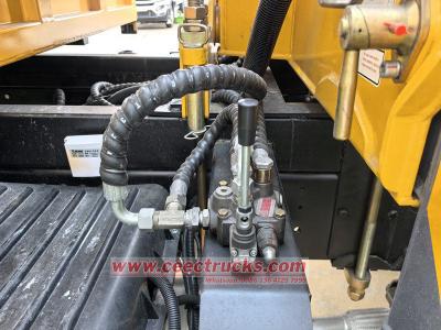 Sinotruk 6wheeler service truck crane