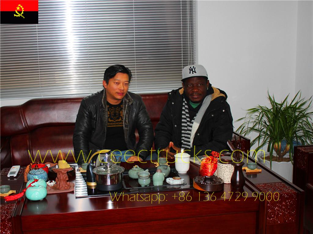 Angola Müşterisi Su Tankeri Kamyonunu Muayene Etmek İçin Fabrikamızı Ziyaret Etti