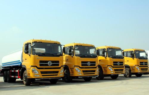 Laos müşterisi Dongfeng 20 CBM su tankeri kamyonu siparişi verdi