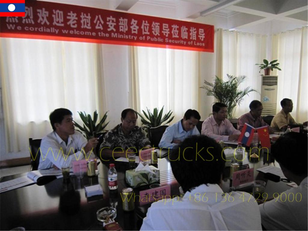 Laoslu müşteri, sipariş edilen 4 adet FOTON itfaiye kamyonunu incelemek için bizi ziyaret etti