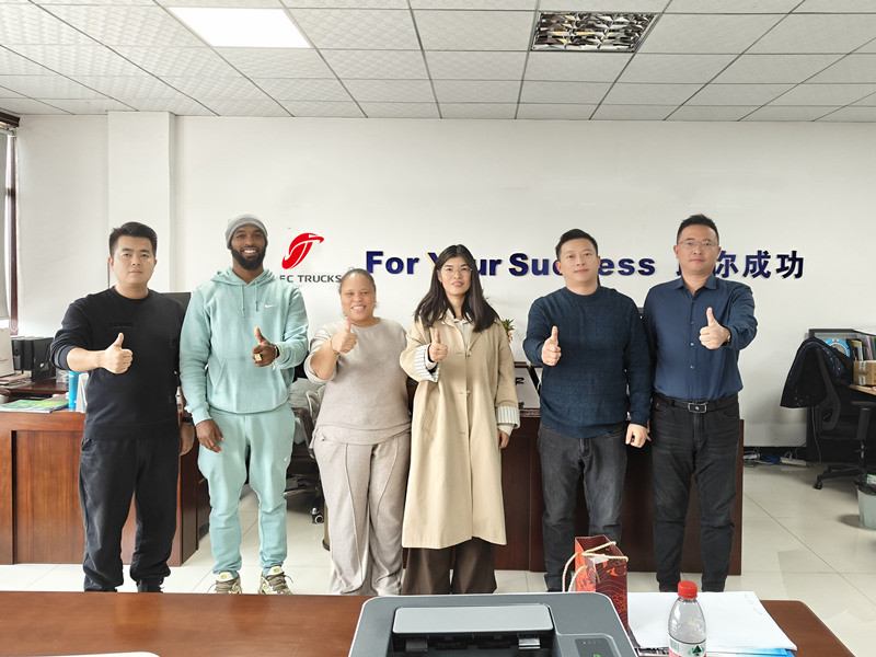 Ekvadorlu müşteri, ISUZU çöp kamyonlarının denetimi için CEEC fabrikasını ziyaret etti